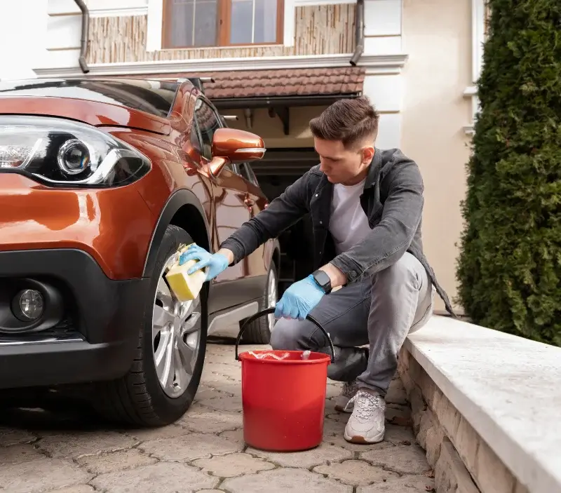 Lavage auto à domicile Ploërdut : professionnel intervenant sur un véhicule